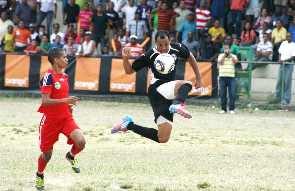 Domingo Peralta (Moca) anoto el primer gol de los ganadores al minuto 44 del primer tiempo ante Jarabacoa